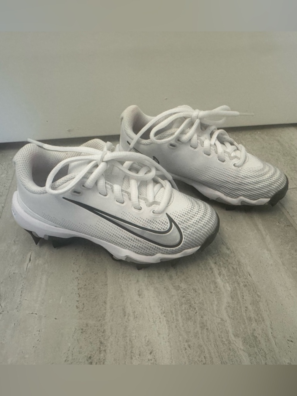 Nike EUC Youth Baseball/Softball Cleats White & Silver Size 11C